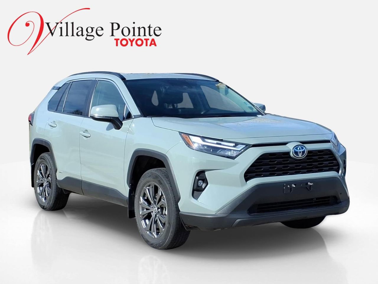 Used 2022 Toyota RAV4 XLE Premium image 3
