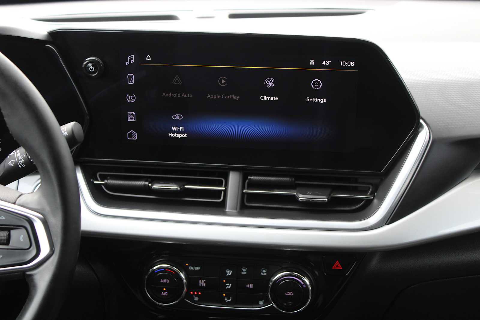 Used 2024 Chevrolet Trax LT w/ LT Convenience Package image 17