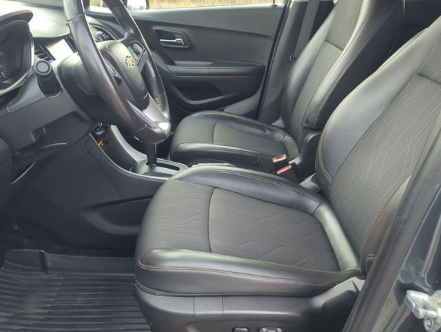 Used 2021 Chevrolet Trax LT w/ LT Convenience Package image 11