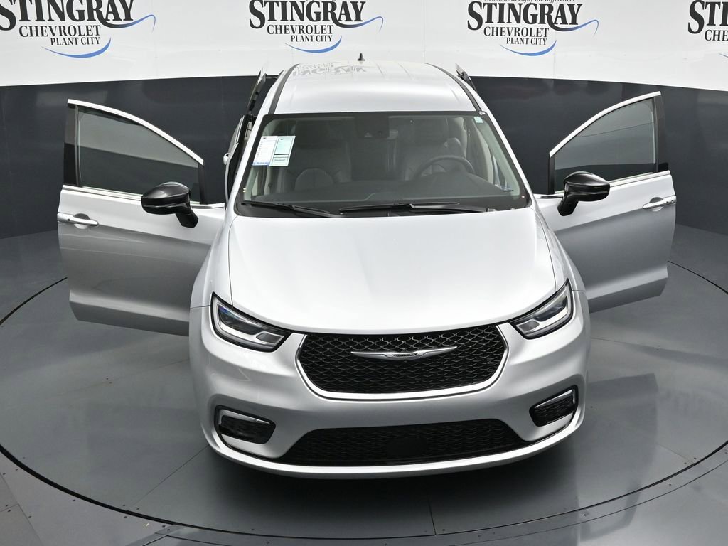 Used 2024 Chrysler Pacifica Touring-L FWD image 34