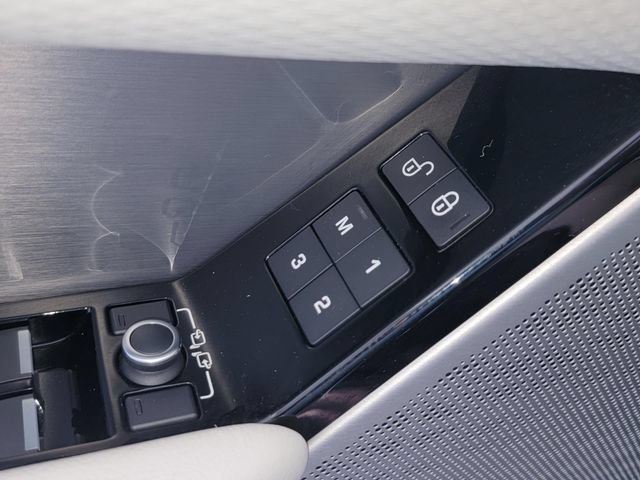 Used 2018 Land Rover Range Rover Velar R-Dynamic SE AWD/4WD image 28