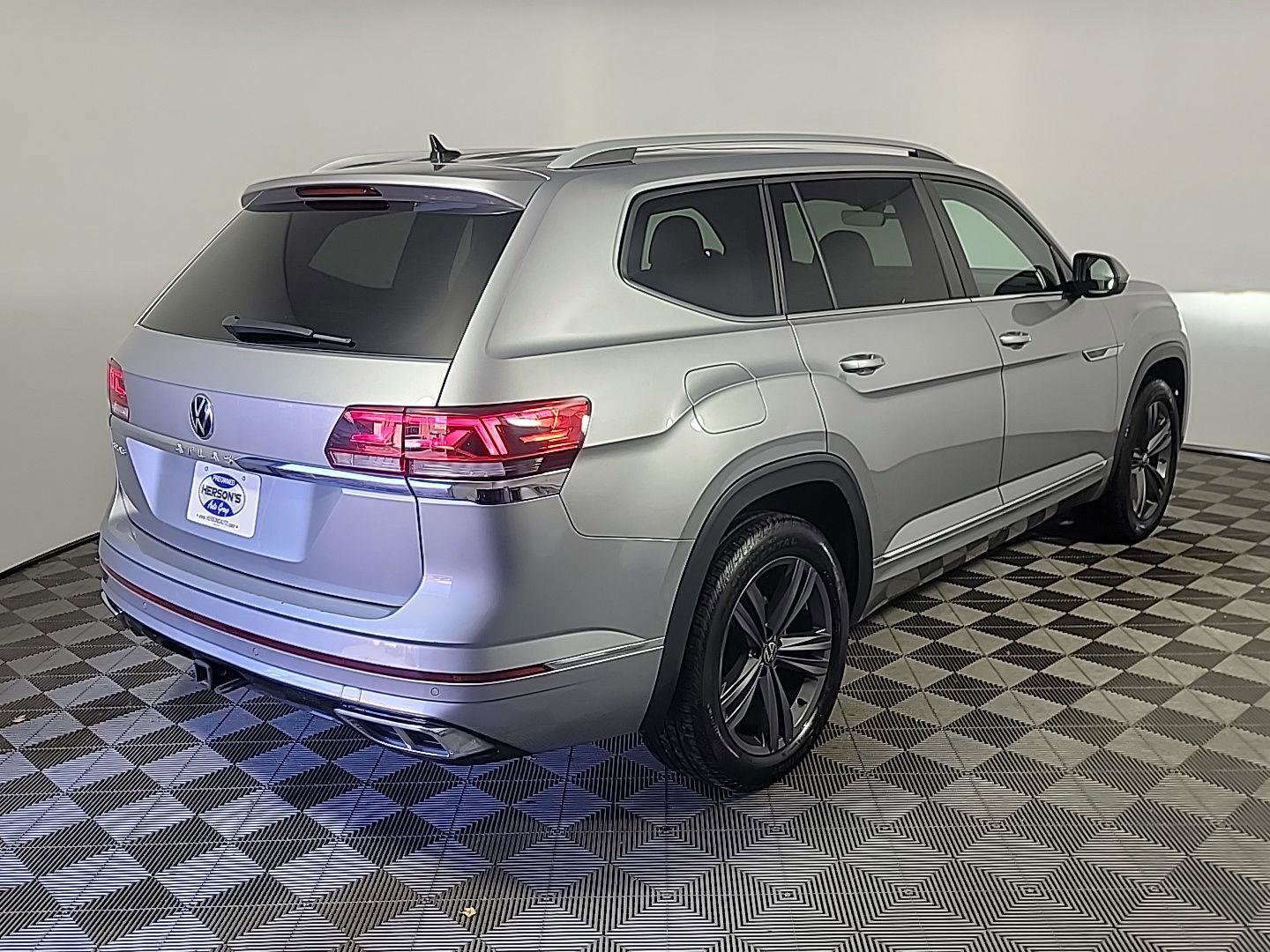 Used 2022 Volkswagen Atlas SEL R-Line image 4