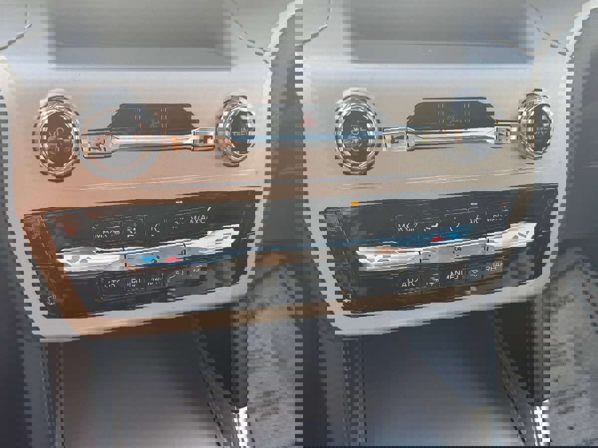 Used 2024 Ford Explorer XLT w/ Equipment Group 202A image 28