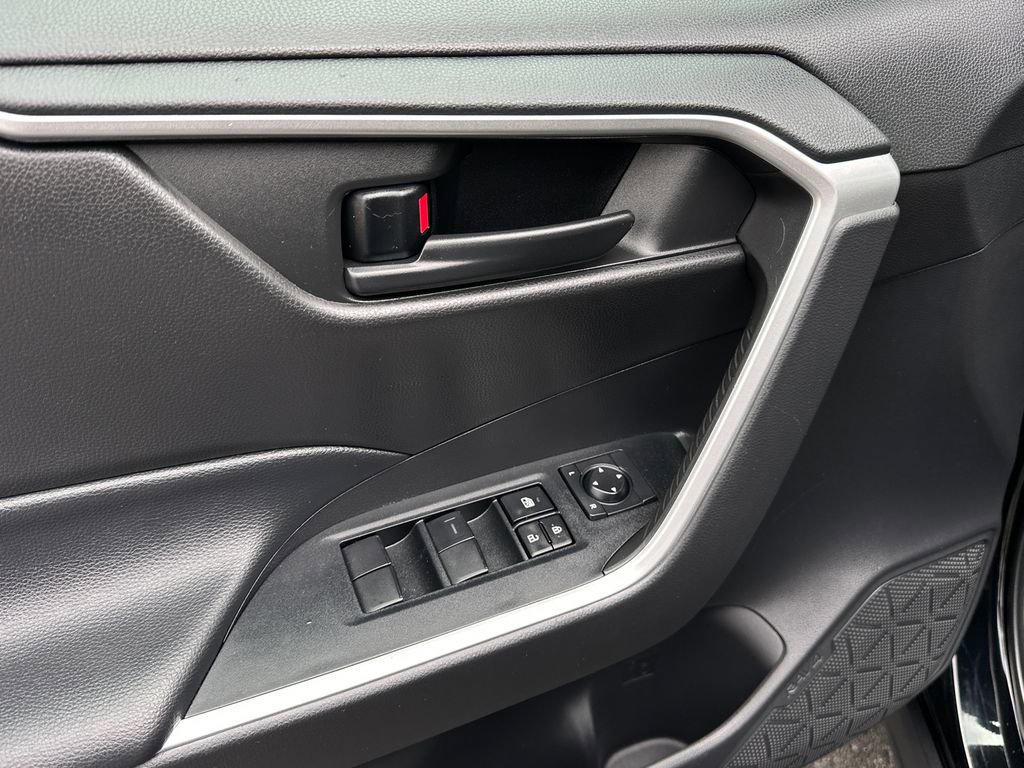 Used 2022 Toyota RAV4 LE image 16