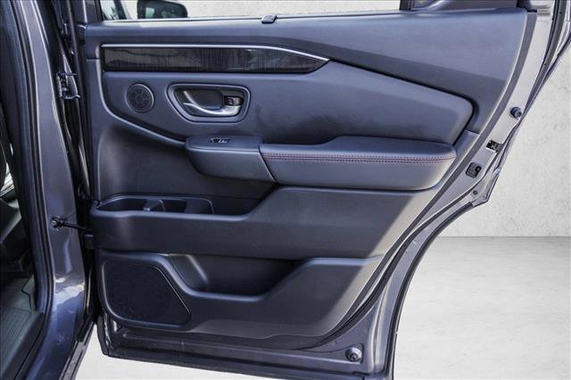 Used 2025 Honda Pilot Black Edition image 29