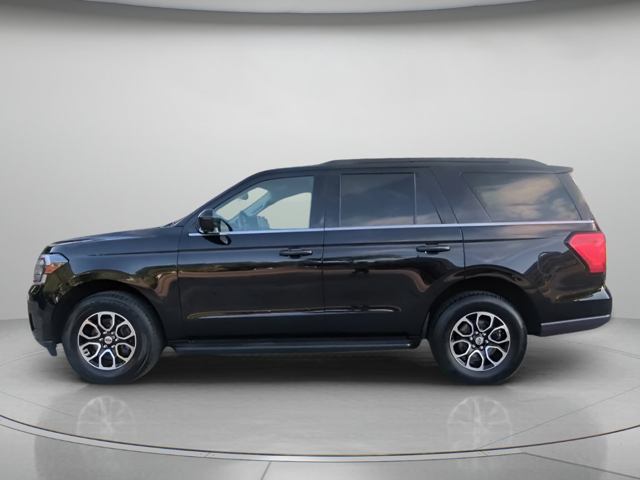 Certified 2024 Ford Expedition XLT RWD image 18