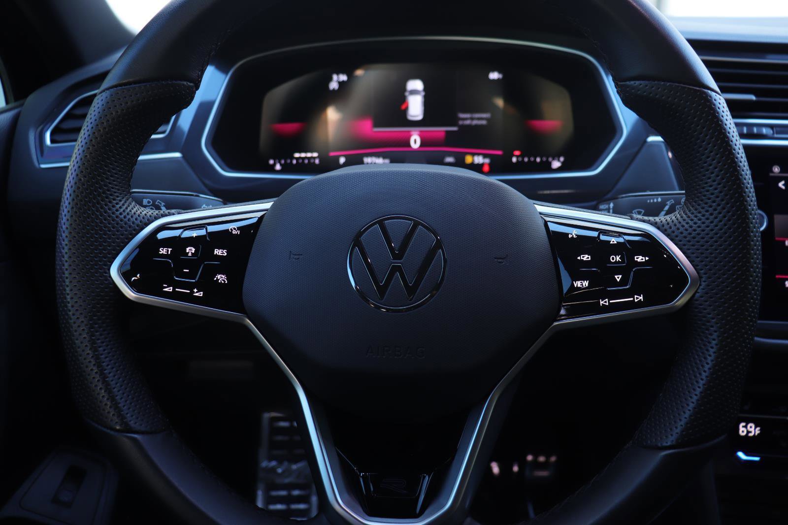 Used 2024 Volkswagen Tiguan SE R-Line image 29