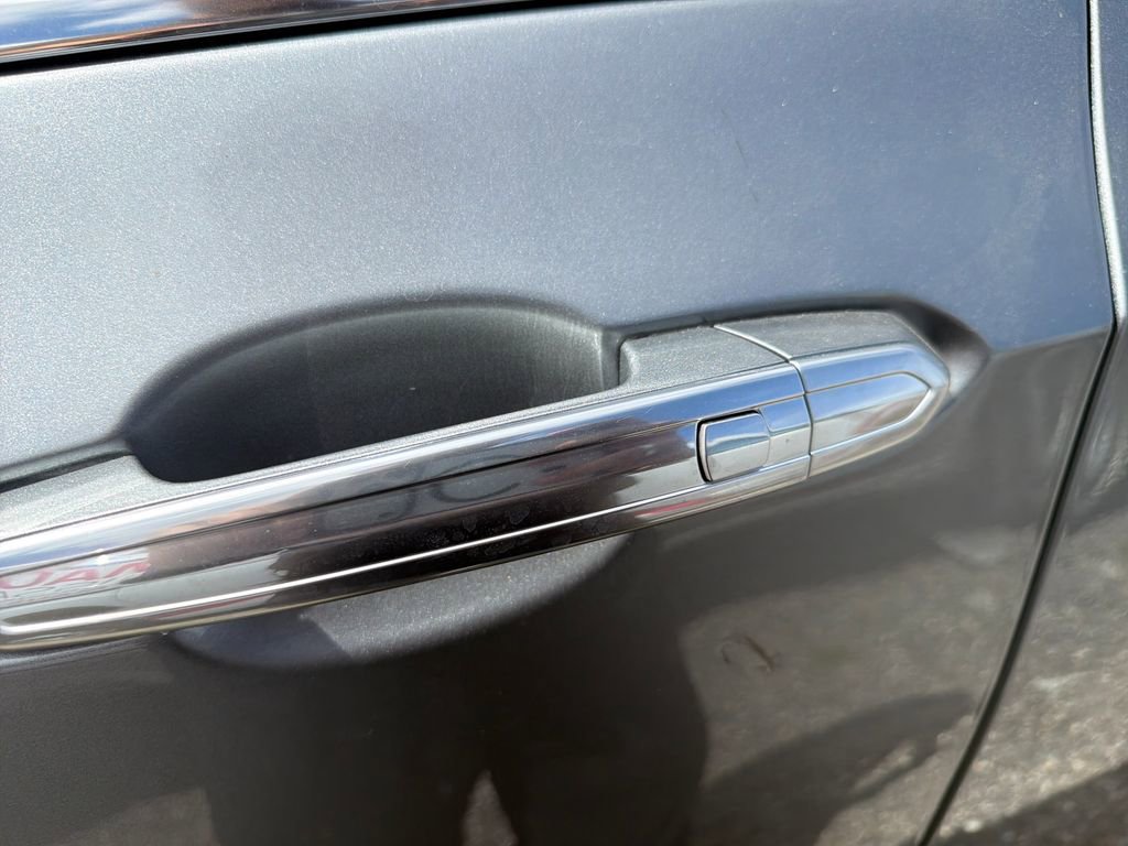 Used 2025 Cadillac XT6 Premium Luxury FWD image 11