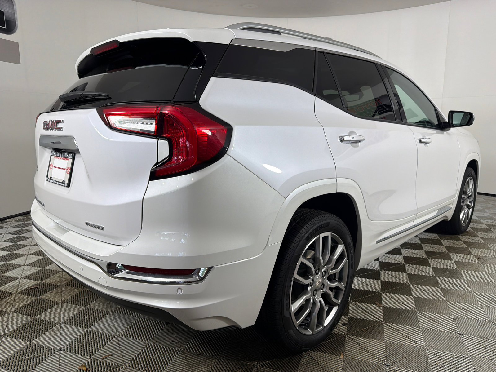 Used 2022 GMC Terrain Denali w/ Denali Premium Package AWD/4WD image 5