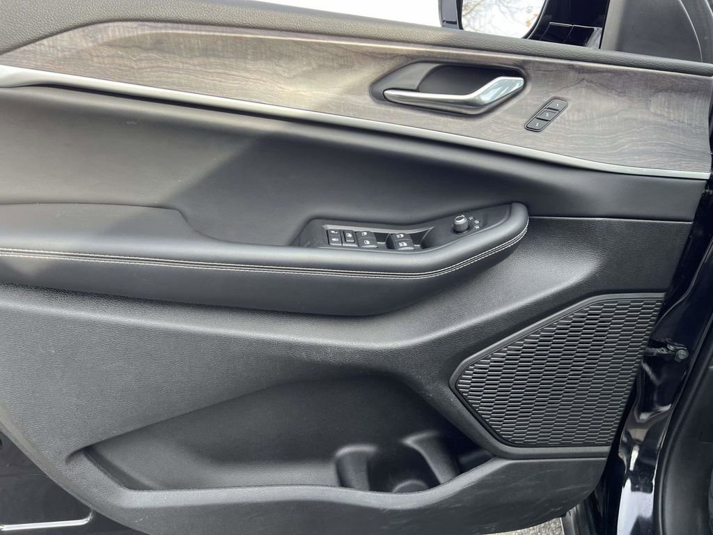 Certified 2024 Jeep Grand Cherokee Limited w/ Black Appearance Package image 22