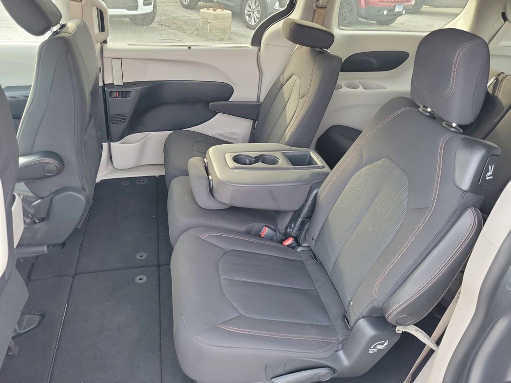 Used 2020 Chrysler Pacifica Touring w/ Tire & Wheel Group image 13