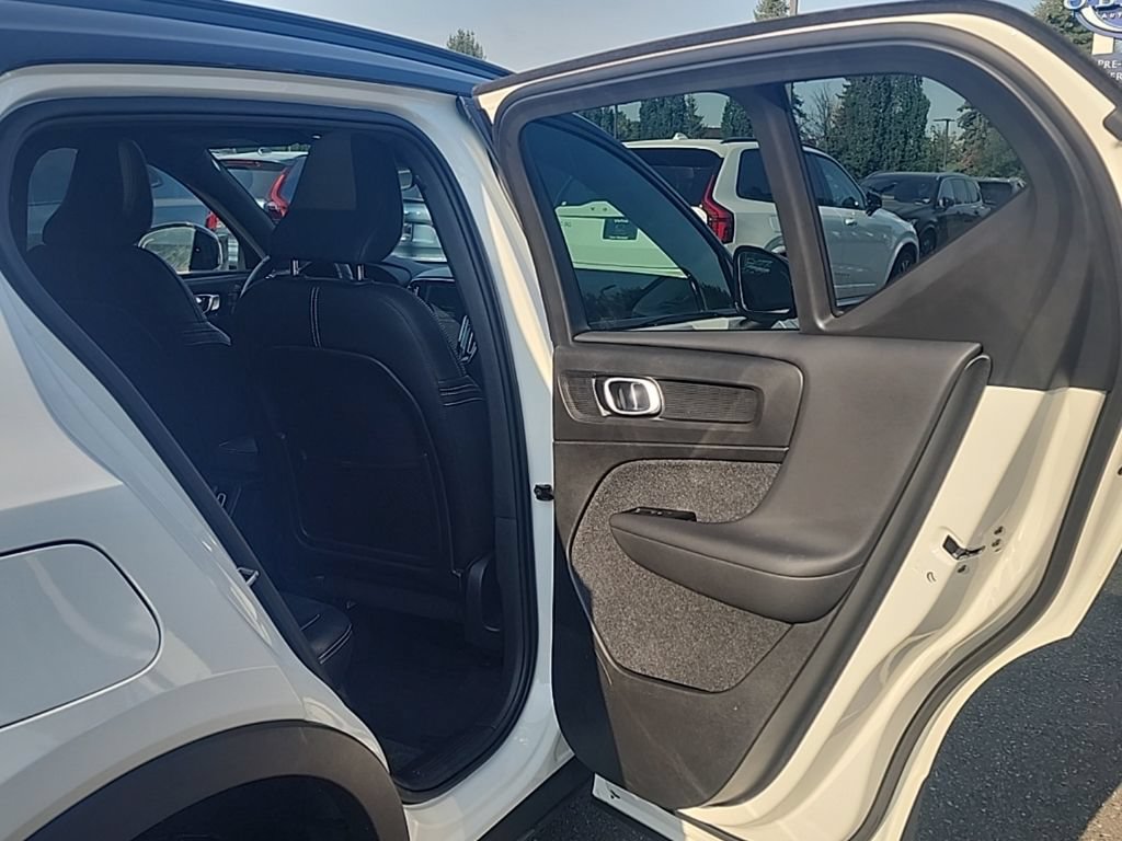 Used 2022 Volvo XC40 T5 R-Design w/ Advanced Package AWD/4WD image 17