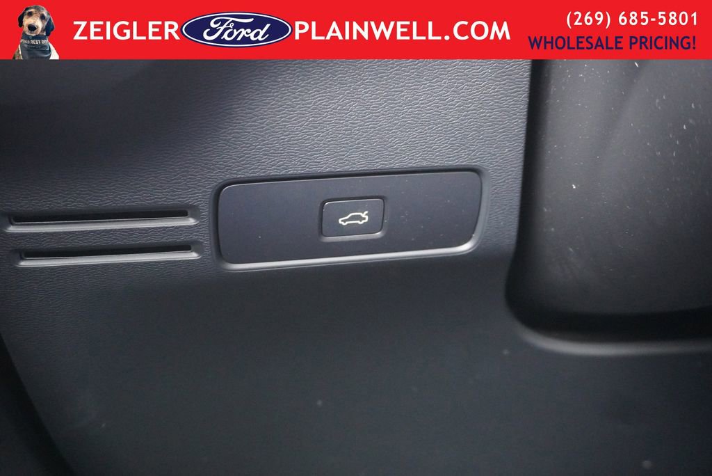 Used 2024 Volvo XC40 B5 Core image 26