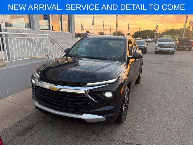 Used 2025 Chevrolet TrailBlazer LT w/ Convenience Package FWD image 2