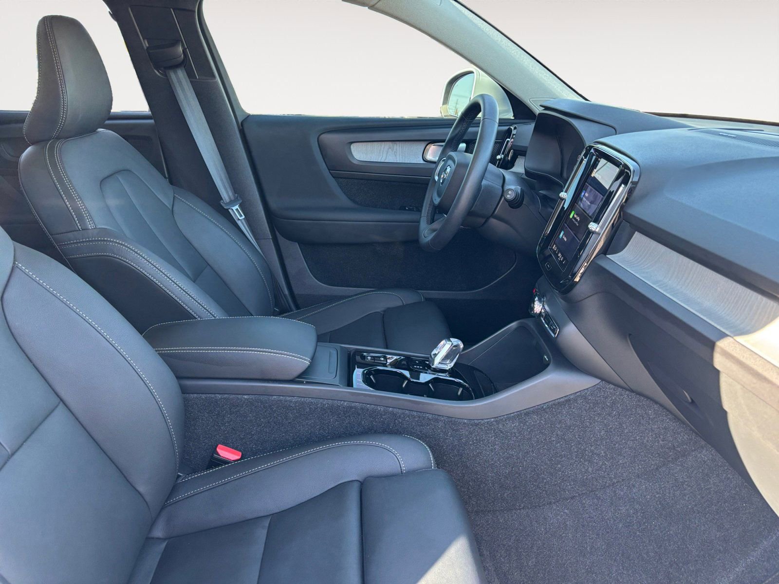 New 2025 Volvo XC40 B5 Ultra w/ Protection Package image 15