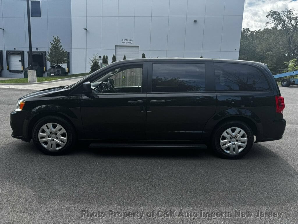 Used 2019 Dodge Grand Caravan SE w/ UConnect Hands-Free Group FWD image 3