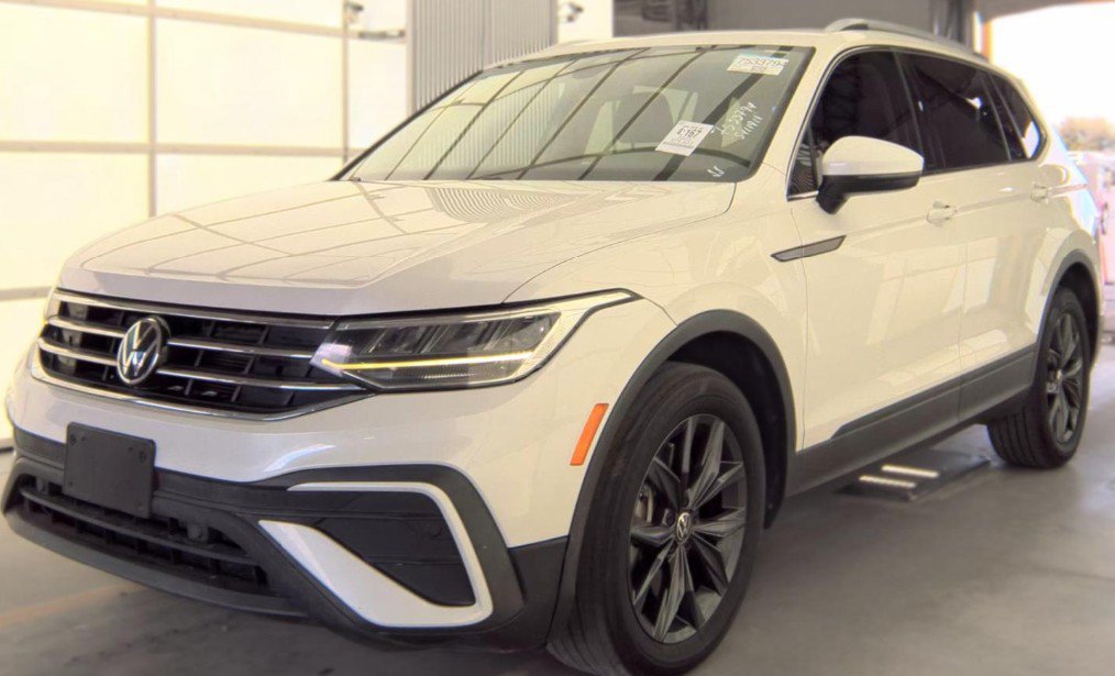 Used 2023 Volkswagen Tiguan SE w/ Panoramic Sunroof Package FWD image 4
