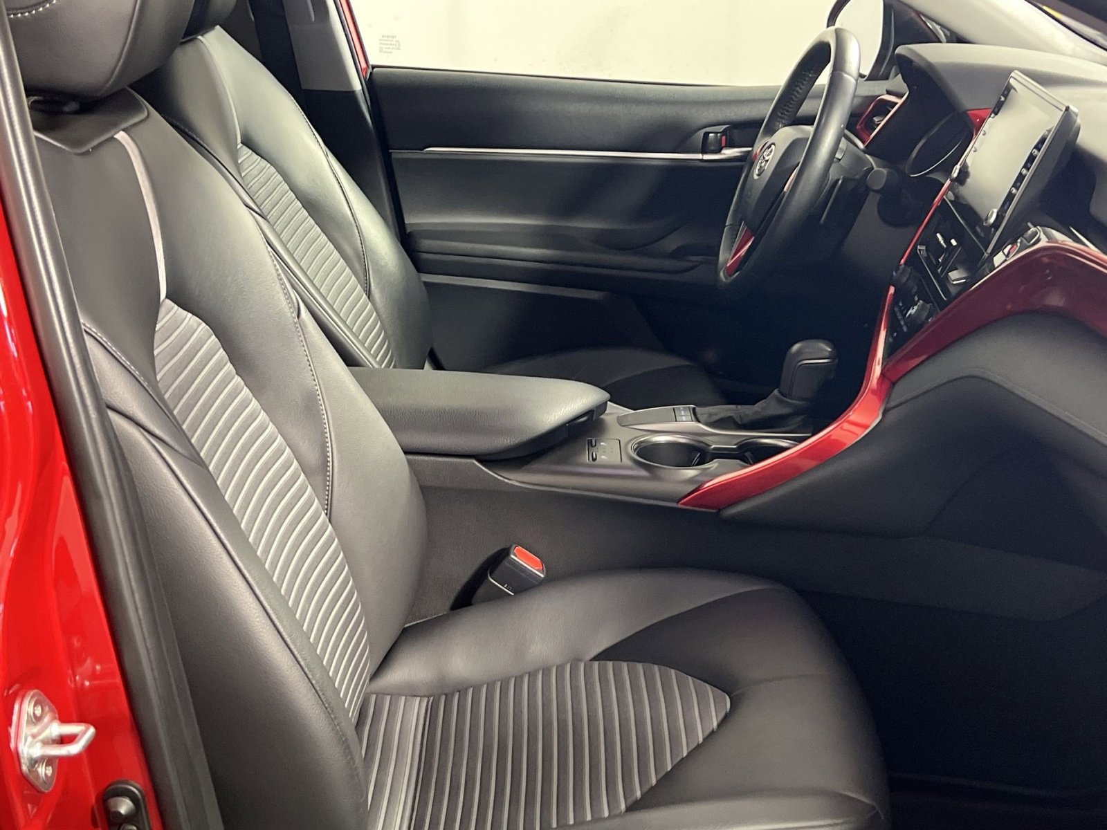 Used 2022 Toyota Camry SE w/ Cold Weather Package image 28