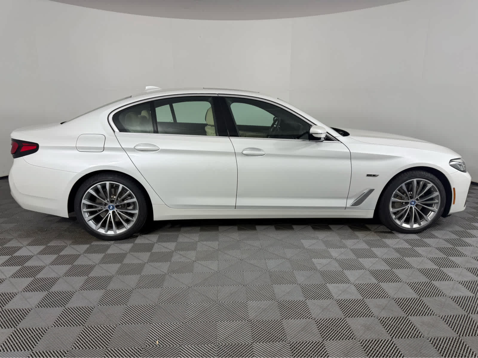 Used 2023 BMW 530e xDrive w/ Convenience Package AWD/4WD image 2
