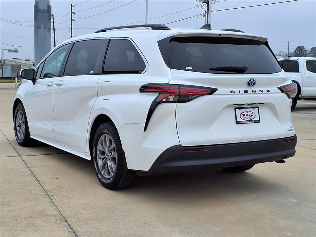 Certified 2022 Toyota Sienna LE image 2