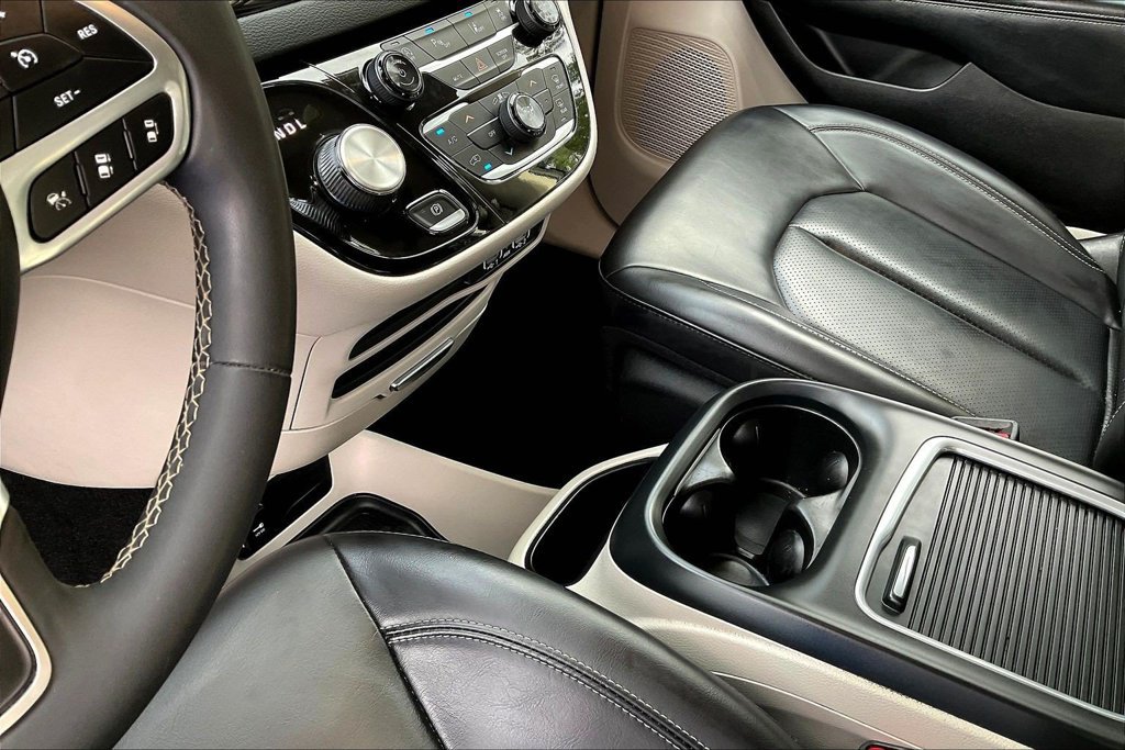 Used 2023 Chrysler Pacifica Touring-L FWD image 21
