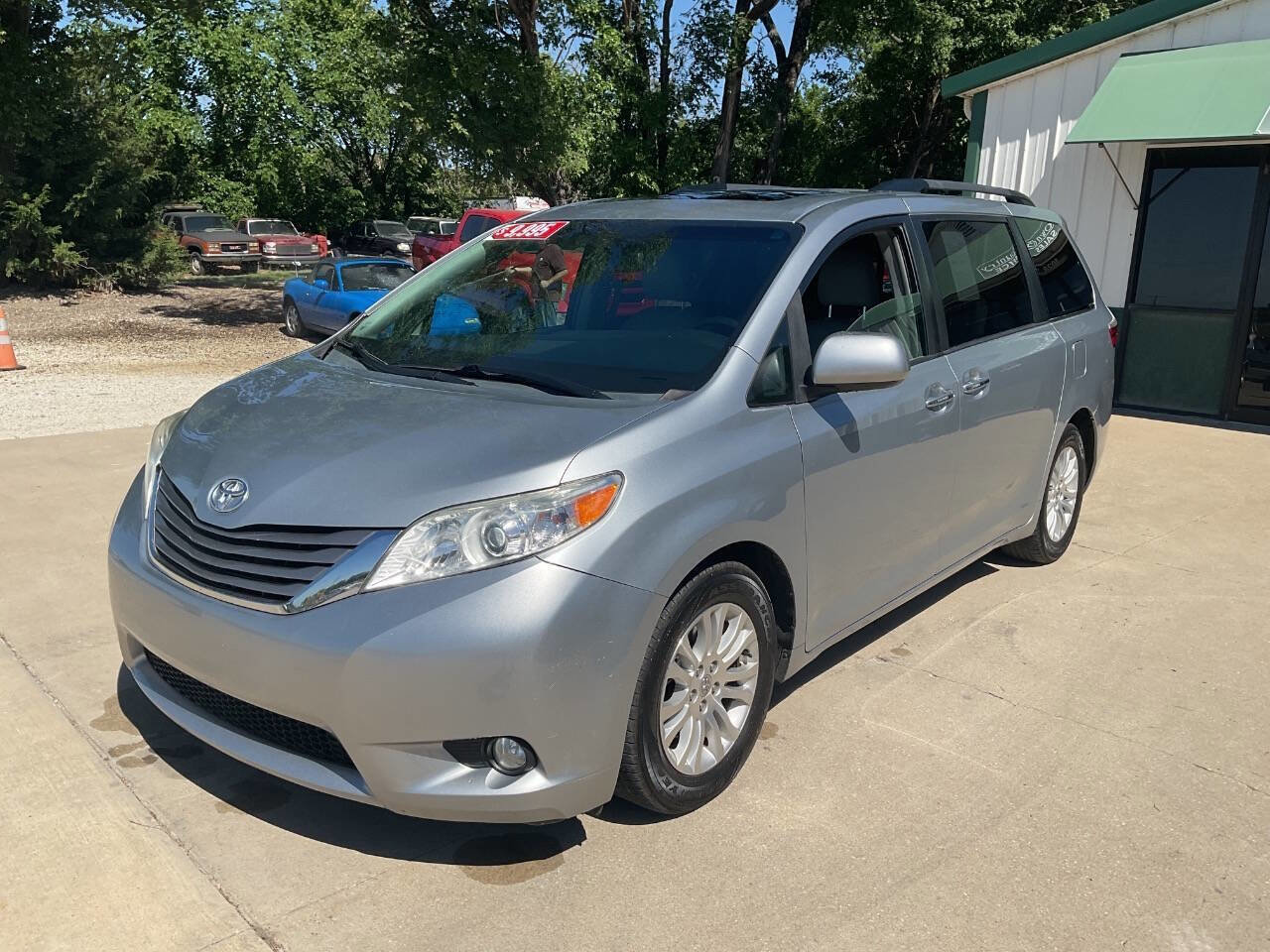 Used 2015 Toyota Sienna XLE FWD image 5