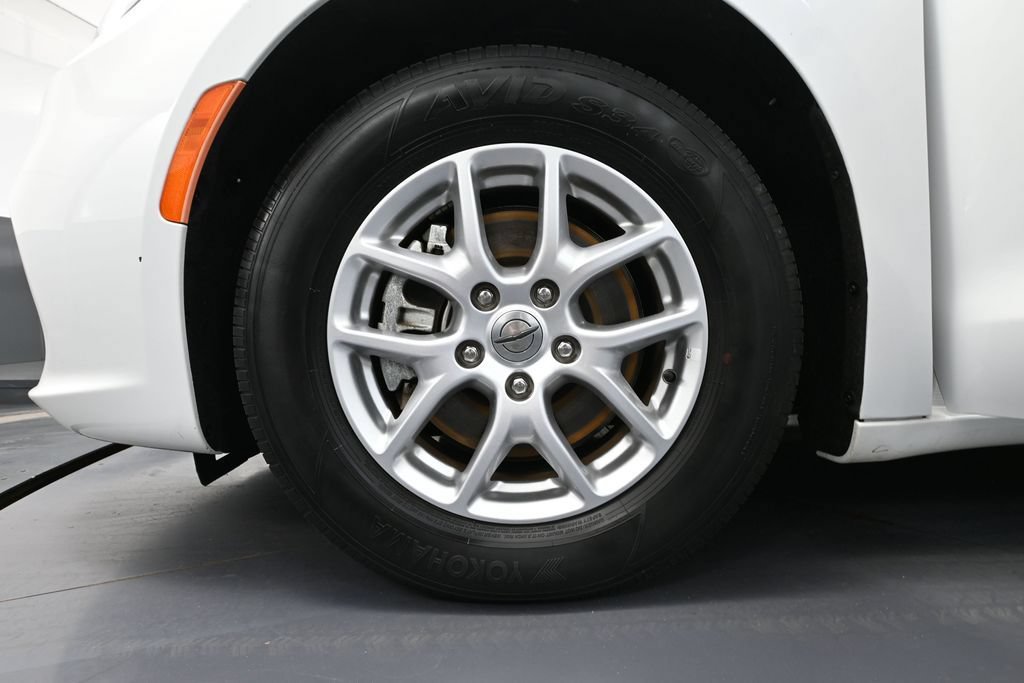 Used 2022 Chrysler Pacifica Touring-L FWD image 17