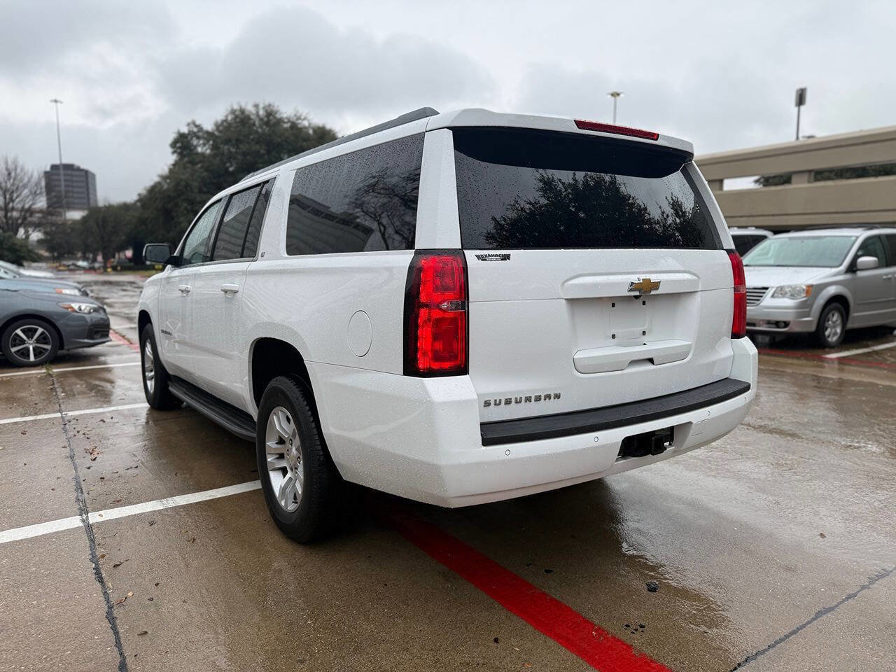 Used 2018 Chevrolet Suburban LT image 4