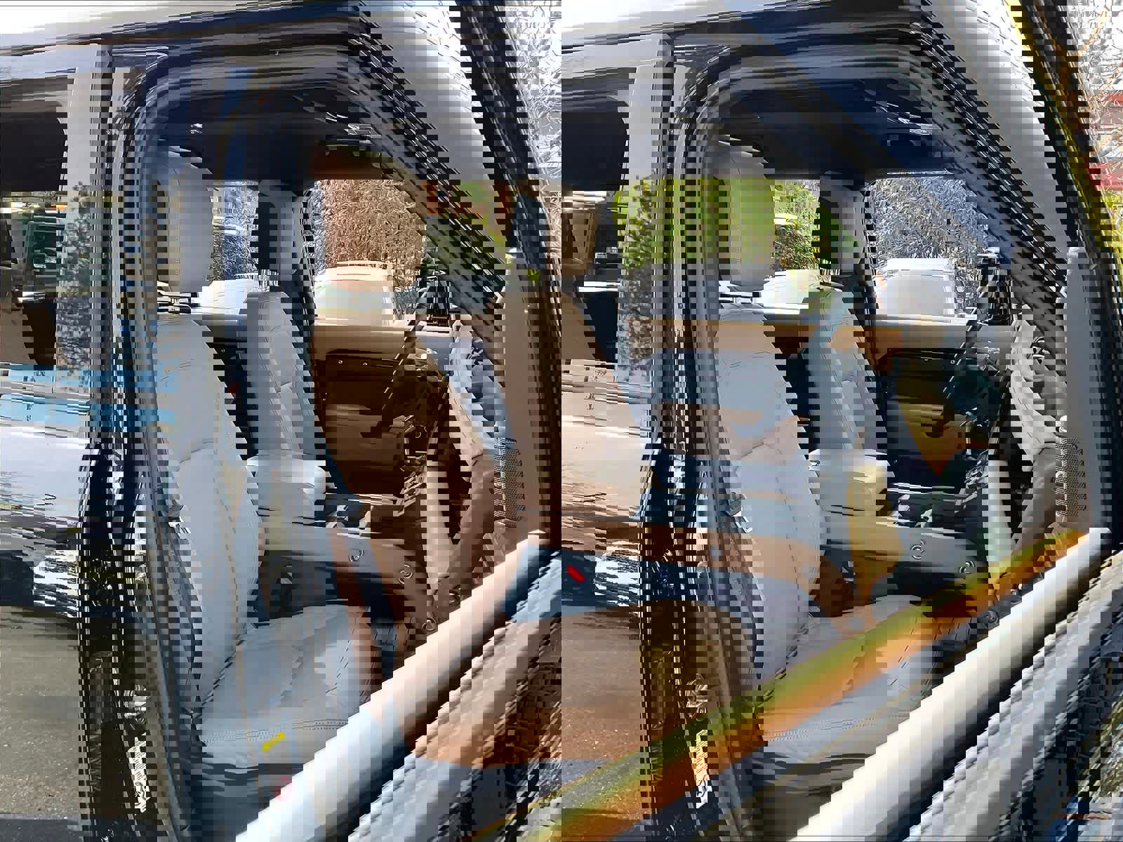 Used 2025 Land Rover Defender 130 X-Dynamic SE image 9