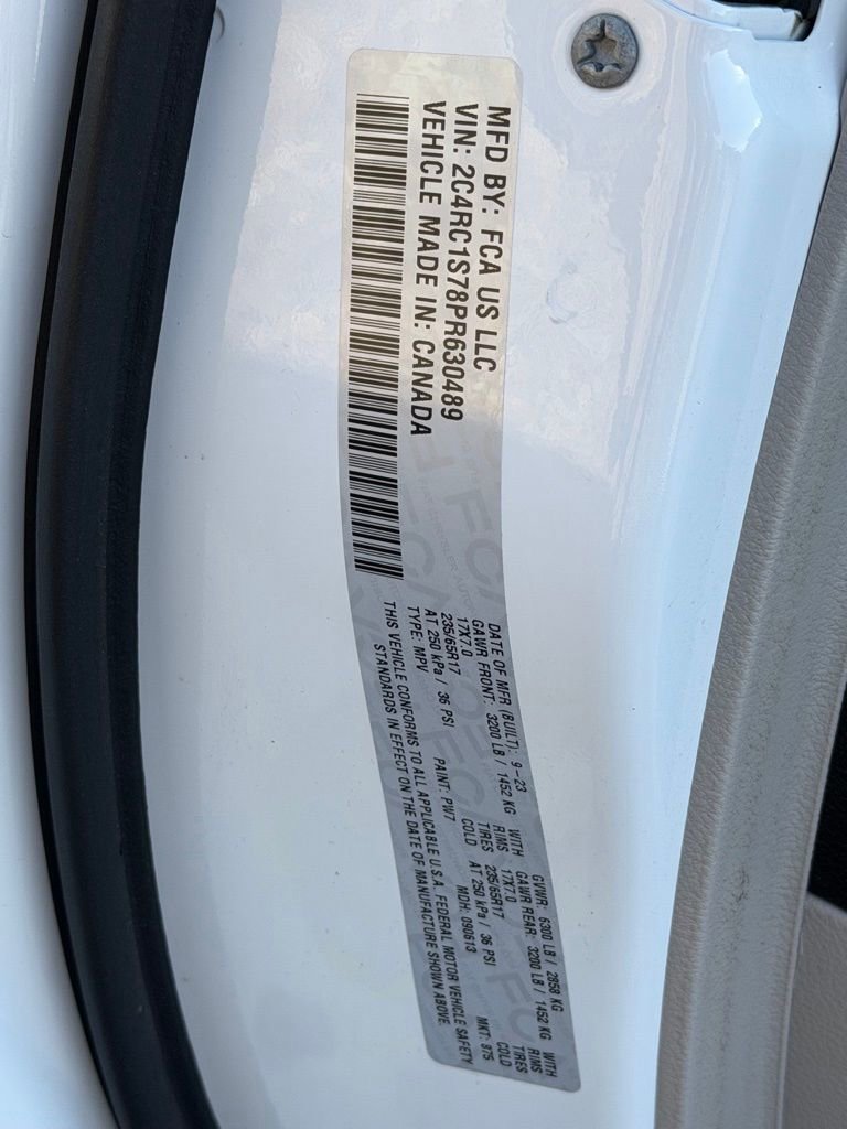 Used 2023 Chrysler Pacifica Limited image 27