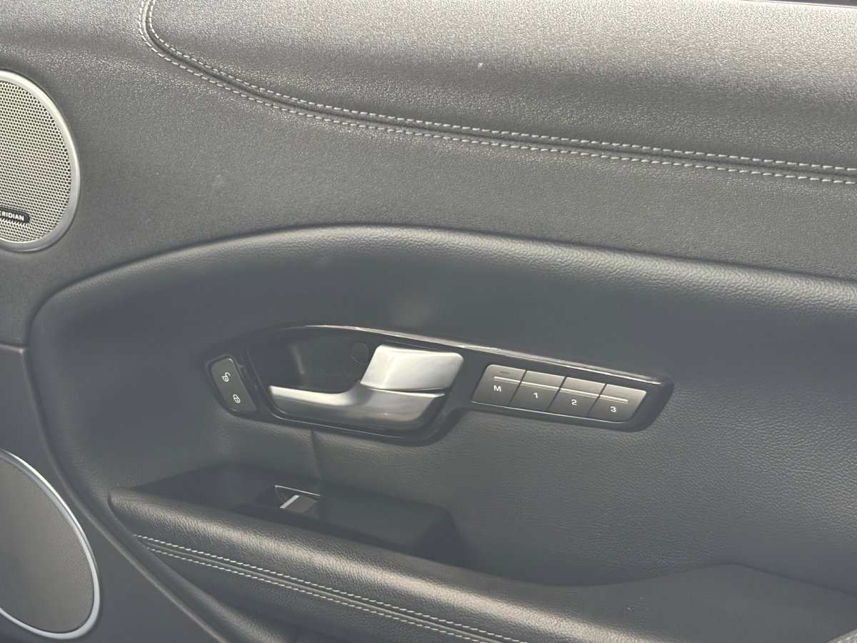 Used 2019 Land Rover Range Rover Evoque SE Premium AWD/4WD image 30