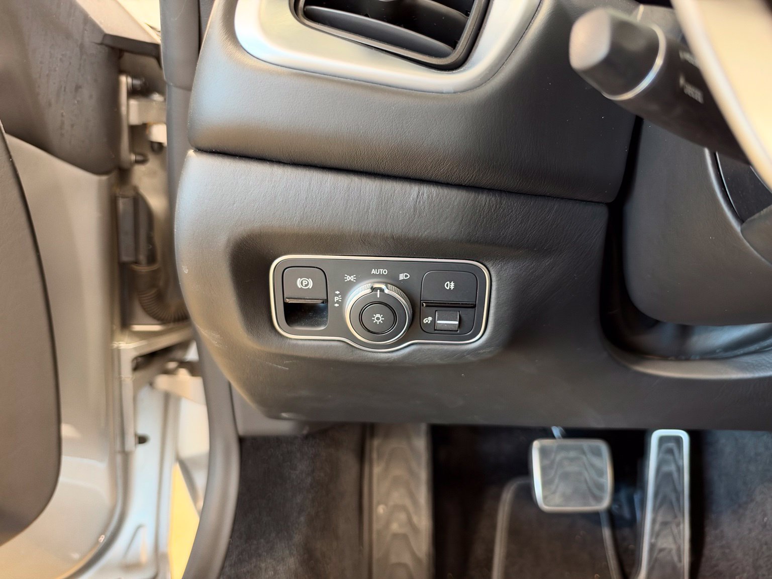 Used 2021 Aston Martin V8 Vantage Roadster RWD image 30