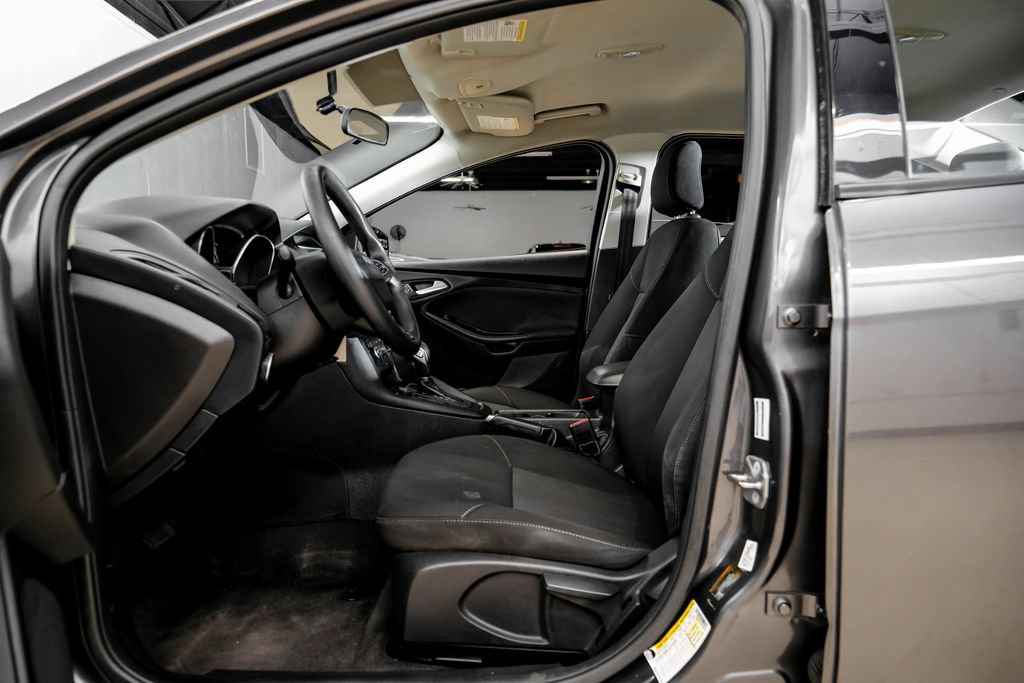 Used 2018 Ford Focus SE w/ SE Appearance Package FWD image 4