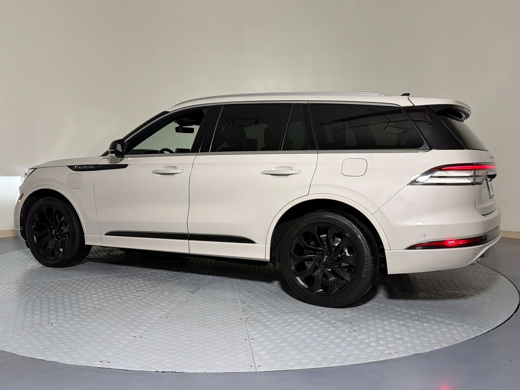 Used 2022 Lincoln Aviator Grand Touring w/ Equipment Group 301A AWD/4WD image 3