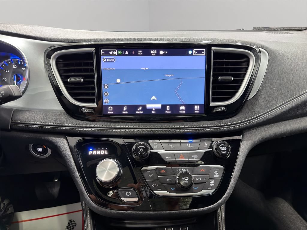 Used 2025 Chrysler Pacifica Limited FWD image 31
