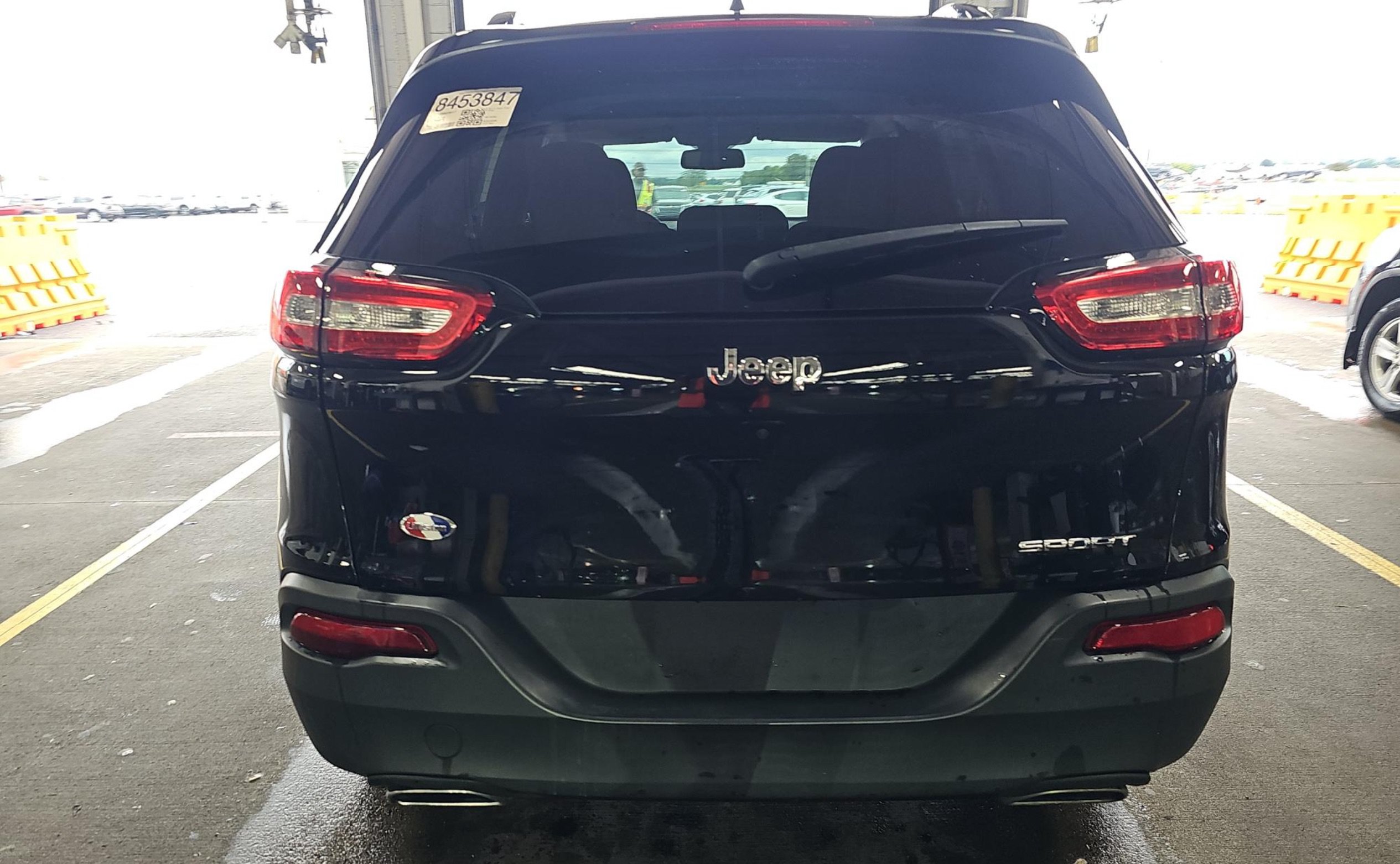 Used 2017 Jeep Cherokee Sport FWD image 4