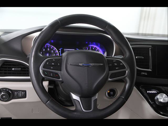 Used 2017 Chrysler Pacifica Touring-L FWD image 7