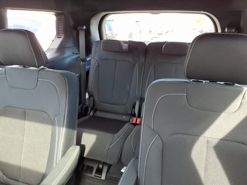 New 2025 Jeep Grand Cherokee L Laredo image 16