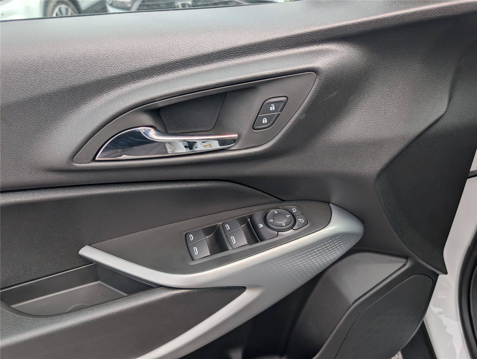 New 2026 Chevrolet Trax RS w/ Sunroof Package FWD image 16