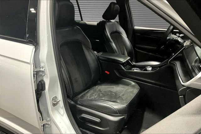 Used 2024 Jeep Grand Cherokee L Altitude AWD/4WD image 28