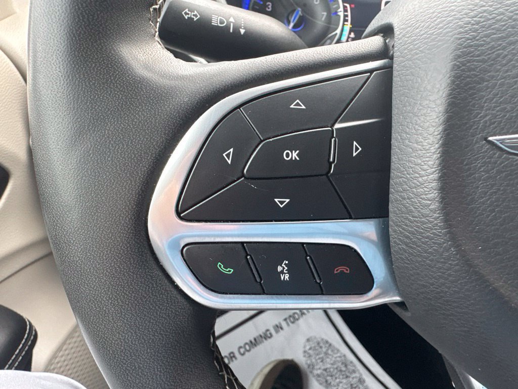 Used 2024 Chrysler Pacifica Touring-L FWD image 15