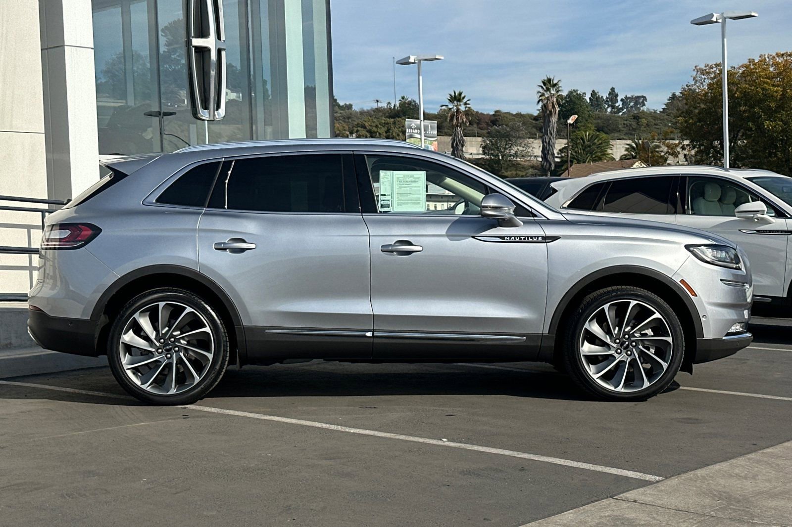 Used 2022 Lincoln Nautilus Reserve w/ Equipment Group 202A image 2