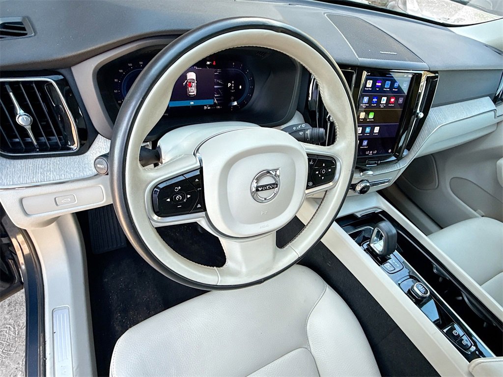 Used 2023 Volvo XC60 B5 Plus image 12