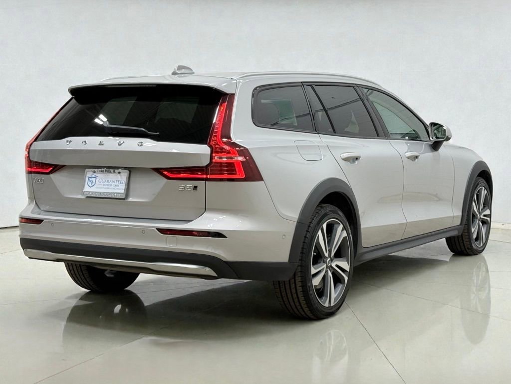 Used 2025 Volvo V60 B5 Cross Country Plus image 11