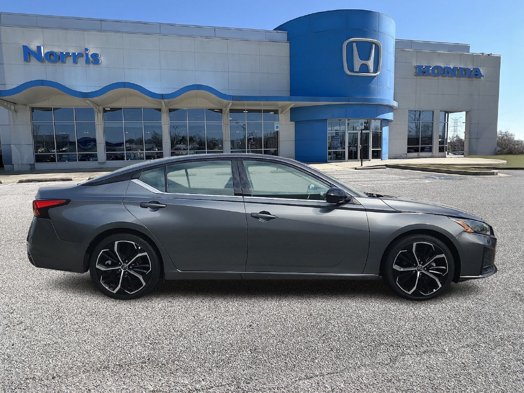 Used 2023 Nissan Altima 2.5 SR FWD image 5