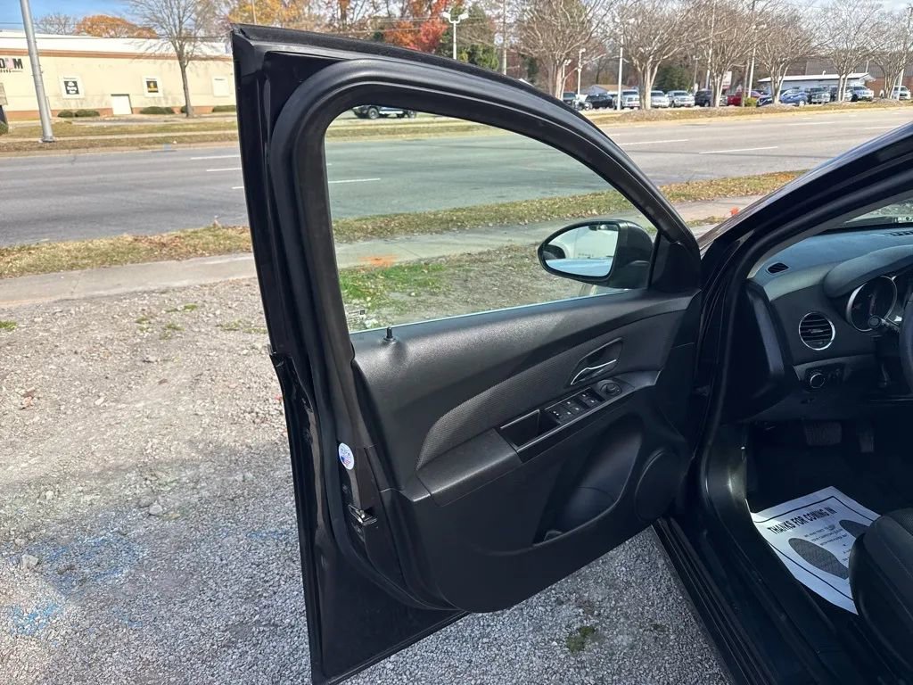 Used 2016 Chevrolet Cruze LT w/ Technology Package image 6