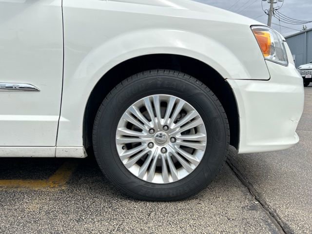 Used 2012 Chrysler Town & Country Limited image 17