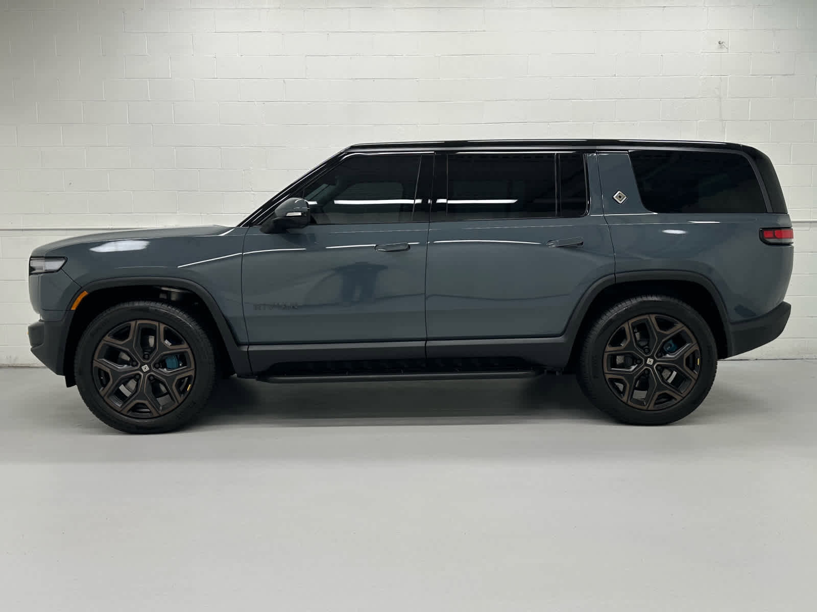 Used 2026 Rivian R1S Premium image 3