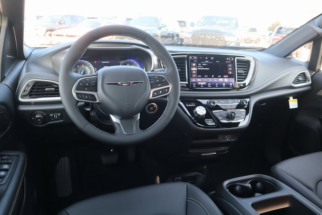 New 2026 Chrysler Pacifica Select image 2