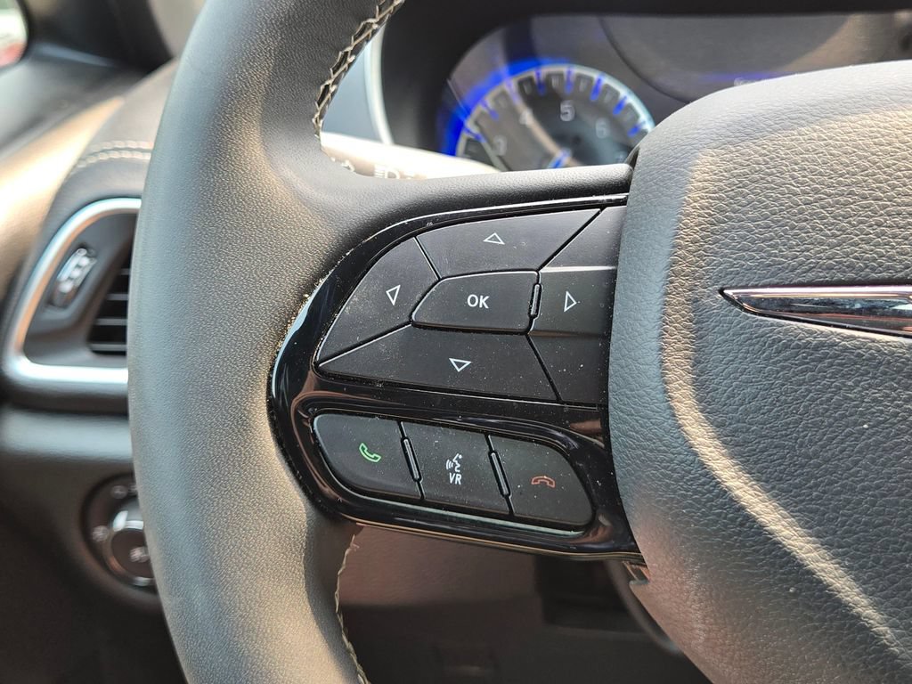 Used 2025 Chrysler Pacifica Limited FWD image 32